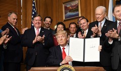 Tổng thống Donald Trump ký Lệnh điều hành số 3961