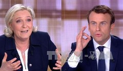Ứng cử viên độc lập Emmanuel Macron (phải) và đối thủ Marine Le Pen. Ảnh: AFP/TTXVN