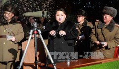 Nhà lãnh đạo Triều Tiên Kim Jong-un (giữa) thị sát cuộc tập trận của đơn vị pháo binh Quân đội Nhân dân Triều Tiên tại một địa điểm bí mật trên lãnh thổ nước này. Ảnh: REUTERS/TTXVN