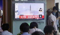 Người dân Hàn Quốc theo dõi tin tức về vụ thử qua màn hình
