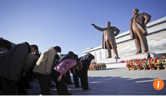 Người dân đến đặt lẵng hoa tại tượng đài lãnh tụ để kỷ niệm 85 năm ngày thành lập quân đội