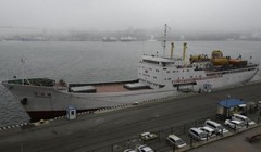 Tàu chở hàng hóa và hành khách “ManGyongBong” của Triều Tiên trên bến càng Vlaidivostok ngày 18/5