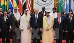 Tổng thống Mỹ Donald Trump (giữa), Quốc vương Saudi Arabia Salman Bin Abdul Aziz (thứ 3, phải), Quốc vương Jordan Abdullah II (thứ 2, phải) và Tổng thống Ai Cập Abdel Fattah al-Sisi (phải) chụp ảnh chung tại hội nghị ở Riyadh ngày 21/5. (Nguồn: AFP/TTXVN)