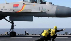 Máy bay J -15 chuẩn bị cất cánh từ trên boong tàu Liêu Ninh