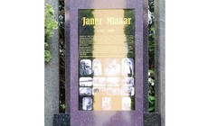 Hình ảnh ngôi mộ kỹ thuật số 