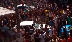 Đám đông vây quanh xe của Luiz Aurelio de Paula