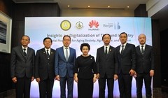 Đại diện các bên liên quan tại sự kiện giới thiệu Sách trắng "Tầm nhìn về Số hóa ngành công nghiệp Thái Lan: Lộ trình Số hóa cho một xã hội già hóa, Nông nghiệp và Du lịch"