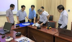 GS Nguyễn Minh Thuyết trải nghiệm lập trình và vận hành robot