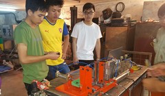 Nhóm tác giả với 1 thiết bị trong hệ thống cấp phôi tự động cho xây chuyền sản xuất đồ dùng inox trong nhà bếp.
ẢNH: NHÂN VẬT CUNG CẤP