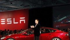 Ông Elon Musk giới thiệu mẫu xe chạy bằng ắc quy của Tesla 