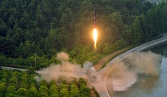 Hình ảnh tên lửa được phóng lên (Reuters)