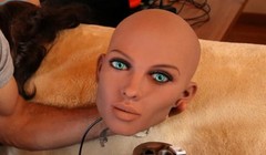 Sergi Santos - một kỹ sư công nghệ nano xứ Catalan đang giữ đầu Samantha, một búp bê tình dục có trí thông minh nhân tạo, làm cho “cô” có  khả năng đáp ứng các kịch bản khác nhau và kích thích bằng lời nói. Ảnh REUTERS / Albert Gea