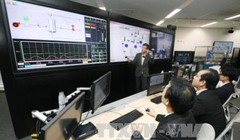 Theo dõi về vụ tấn công mạng trên quy mô toàn cầu ở Trung tâm kiểm soát an ninh mạng thành phố Tagajo, miền đông bắc Nhật Bản ngày 13/5. Ảnh: Kyodo/TTXVN