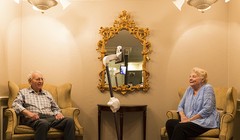 Ông bà Herbert Yarbrough, Maxine Duncan với robot Ohmni tại nhà chung dành cho người về hưu ở Walnut Creek, California, Mỹ. Ảnh: NYT