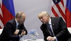 Tổng thống Mỹ Donald Trump gặp người đồng cấp Nga Vladimir Putin bên lề Hội nghị G20. (Nguồn: Business Insider)