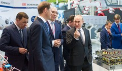 Tổng thống Putin cùng các quan chức thị sát triển lãm INNOPROM