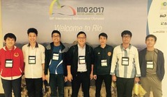 Đoàn học sinh Việt Nam dự thi IMO 2017. Quốc Huy ngoài cùng bên trái
