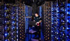 Bên trong Trung tâm dữ liệu của Google tại The Dalles, Oregon. Ảnh: Google