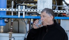 Bill Gates uống nước được xử lý từ nước thải - một dự án do quỹ của ông tài trợ. Ảnh: YTB
