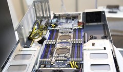 Bo mạch chủ "khủng" với 24 khe RAM và 8 khe card đồ họa của Gigabyte tại triển lãm.