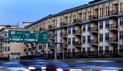 California tự xác định là bang đi đầu trong cuộc chiến chống lại lượng khí thải carbon. Ảnh Tribune News Service chụp tại trung tâm Los Angeles. 