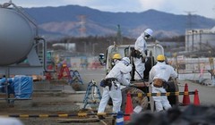 Các công nhân đang khắc phục sự cố tại nhà máy điện hạt nhân Fukushima. Ảnh: Christopher Furlong.