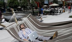 Một kỹ sư của Facebook nằm võng trong giờ làm việc. Ảnh: Business Insider