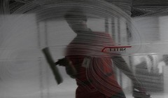 Một công nhân đang lau kính cửa tại nhà ga Makkasan nối với sân bay. Những người không có tay nghề sẽ bị bỏ lại đằng sau trong tiến trình chuyển đổi kỹ thuật số. Ảnh Bangkok Post