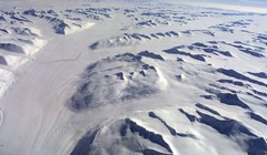 Dưới lớp băng dày có rất nhiều núi lửa