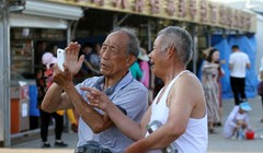 Hai người cao niên đang sử dụng điện thoại di động ở tỉnh Sơn Đông, tháng 5/2017. Ảnh: VCG.