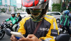 Jakarta, Indonesia: Một lái xe ôm Uber đang kiểm tra smartphone của mình, trong khi lái xe Go-Jek thì chở khách, phía bên phải là một xe ôm Grab. Ảnh: Straitstimes.com