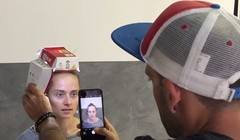 Philippe Echaroux dùng phụ kiện đặc biệt của mình để chụp ảnh chân dung. (Nguồn: Philippe Echaroux)