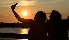 Hơn một nửa số người được hỏi cho biết họ cảm thấy phiền khi bạn bè đăng ảnh kỳ nghỉ trên mạng xã hội. Ảnh: Thestar.com.my