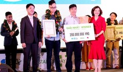 Anh Lê Mai Tùng nhận giải nhất Startup Wheel 2017