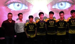 Ông Cristopher (ngoài cùng bên trái) và các thành viên Gigabyte Marines.