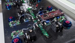 Trong tháng vừa qua, Grabit đã bắt đầu cung cấp các thiết bị lắp ráp mũi giày cho Nikes có thể hoạt động với tốc độ gấp 20 lần tốc độ công nhân