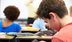 Các chuyên gia và đại diện công đoàn đã chỉ ra rằng, việc sử dụng điện thại di động trong lớp học tại Pháp đã bị cấm theo luật, tuy nhiên các nghiên cứu cho thấy, nhiều học sinh thú nhận vẫn vi phạm.