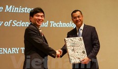 Giáo sư Murakami va Thứ trưởng Phạm Đại Dương. (Ảnh: Nguyễn Tuyến/Vietnam+)