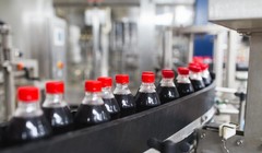 Dây chuyền sản xuất Coca Cola. Ảnh Shutterstock