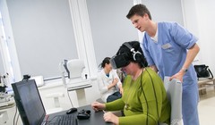 Bác sĩ đang điều trị bằng kính thực tế ảo