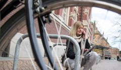 Chiếc xe vừa dựng ở đây, giờ đã mất đâu rồi! Ảnh DPA