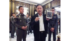 Tướng Winai Thongsong trình diễn đầu đọc thẻ căn cước. Ảnh: The Nation