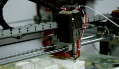 Máy in 3D của Công ty TNHH Gactech đang in sản phẩm bằng vật liệu nhựa carbon. 
Ảnh: Lê Loan