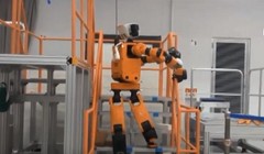 Mẫu robot cứu hộ phản ứng khẩn cấp E2-DR với lớp áo màu cam đặc trưng