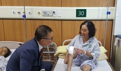 Bệnh nhân cử động khớp gối, đi lại dễ dàng sau thay khớp. Ảnh: Hồng Hải.