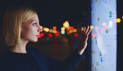 Một du khách tìm đường bằng ứng dụng bản đồ tại Barcelona. Ảnh: UNESCO