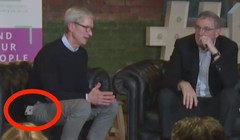 Hình ảnh bị rò rỉ của chiếc iPhone X từ túi quần của Tim Cook