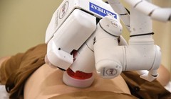 Robot - nhân viên mát xa - đang thực hiện xoa bóp cho bệnh nhân tại bệnh viện. Ảnh  AFP Relaxnews