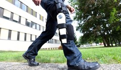 Pylatiuk, một nghiên cứu viên ở Viện Công nghệ Karlsruhe (KIT),  gắn một thiết bị nhỏ vào chân phải như là một phần của thí nghiệm xem có thể tạo ra điện từ việc đi bộ hay không. Ảnh dpa. 