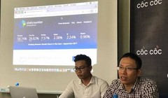 Ông Lê Văn Thanh, đồng sáng lập Cốc Cốc (áo kẻ) công bố số liệu về thị phần người dùng trình duyệt ở Việt Nam trong buổi họp báo sáng 26/10/2017.